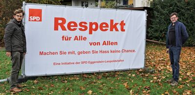 Thomas Waldraff und Lucas Zimmermann vor dem Respekt-Plakat